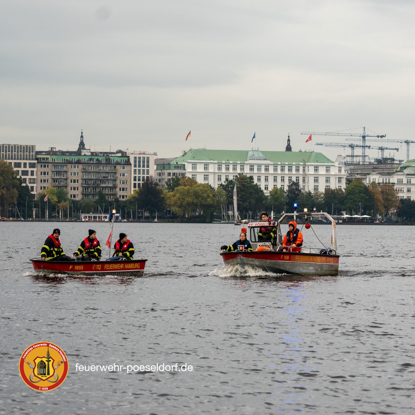 Mit dem Boot auf der Alster im Einsatz für Hamburg.
Ob Sommer oder Winter – wir sind immer bereit, denn Sicherheit kennt keine Jahreszeiten.

#HamburgBrauchtDich #Freiwillige #Feuerwehr #hamburg  #alster