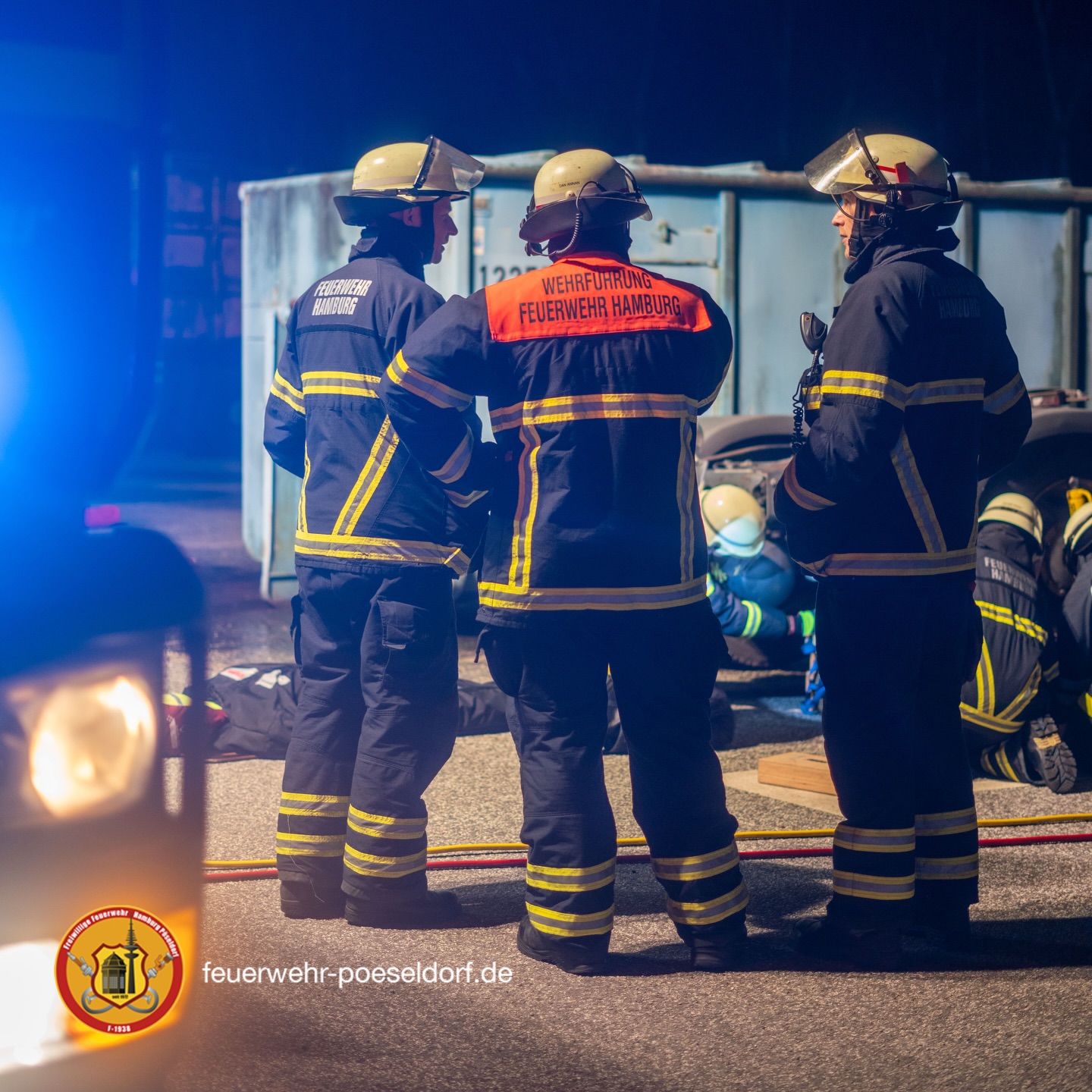 In Übungslagen wird auf allen Ebenen trainiert! Nicht nur Technik und Taktik – auch die Kommunikation muss sitzen, um im Einsatz schnell und präzise zu handeln. Teamarbeit ist der Schlüssel! 

#HamburgBrauchtDich #Feuerwehr #Hamburg #kommunikation