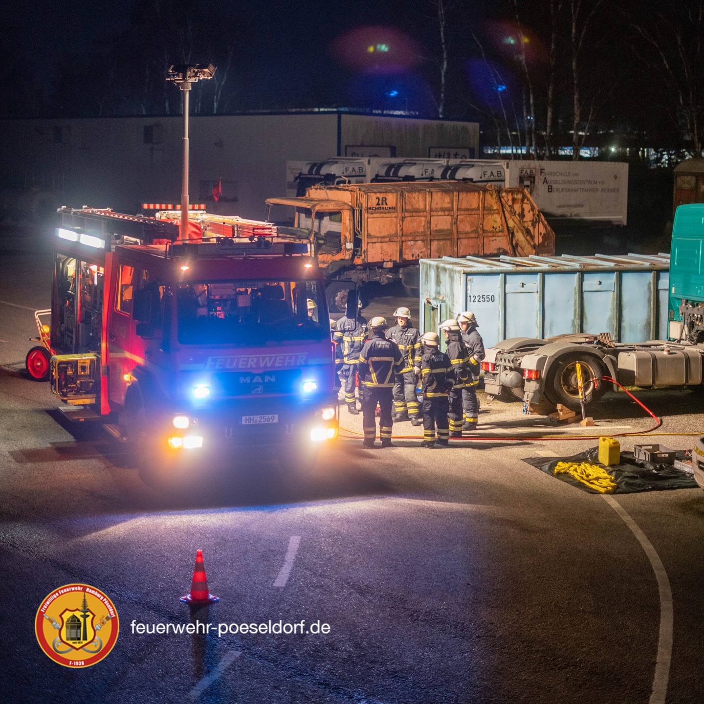 Übungsdienst an der Feuerwehrakademie 
Intensive Trainings, um für jede Situation bestens vorbereitet zu sein. Hier üben wir alles, von der technischen Hilfeleistung bis zur Brandbekämpfung – damit jeder Einsatz sitzt.

#HamburgBrauchtDich #Freiwillige #Feuerwehr #Hamburg #traintofight